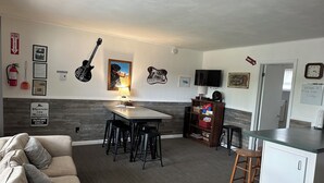 Una habitación de hotel compacta con kitchenette, zona de comedor y sala de estar.