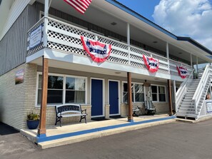 Exterior - The Lake Mason Lodge - Entire "Lodge" for large groups! (Briggsville)