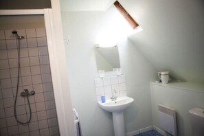 Double Room (Lin) | Bathroom - Chambres d'Hotes La Ferme de Bizoin (Merleac)