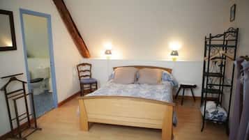 Double Room (Lin) | Individually decorated, individually furnished, iron/ironing board
