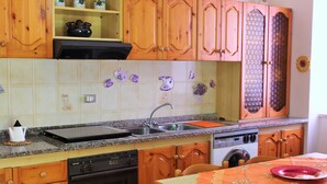 オーブン、コンロ、調理器具と食器
