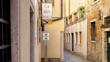 A narrow street with a sign for 'Ca' San Polo' indicating a location.