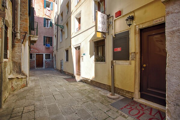 A narrow street with a building labeled 'Ca' San Polo' and a door marked with the number '2697'. - Ca' San Polo - Ferretti Hotels Collection (Venice)