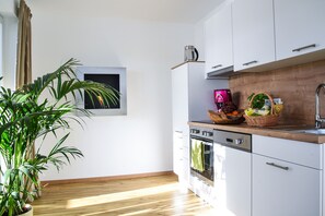 Réfrigérateur, un four, surface de cuisson, lave-vaisselle