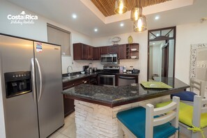 ラグジュアリー コンドミニアム 3 ベッドルーム キッチン オーシャンビュー | 専用キッチン | 冷蔵庫、電子レンジ、オーブン、コーヒー / ティーメーカー