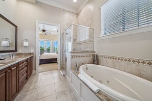 Combined shower/tub, hair dryer, towels