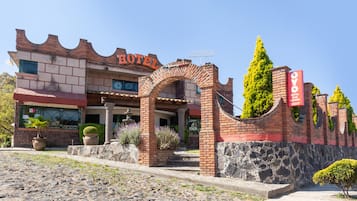 Vista frontal de la propiedad