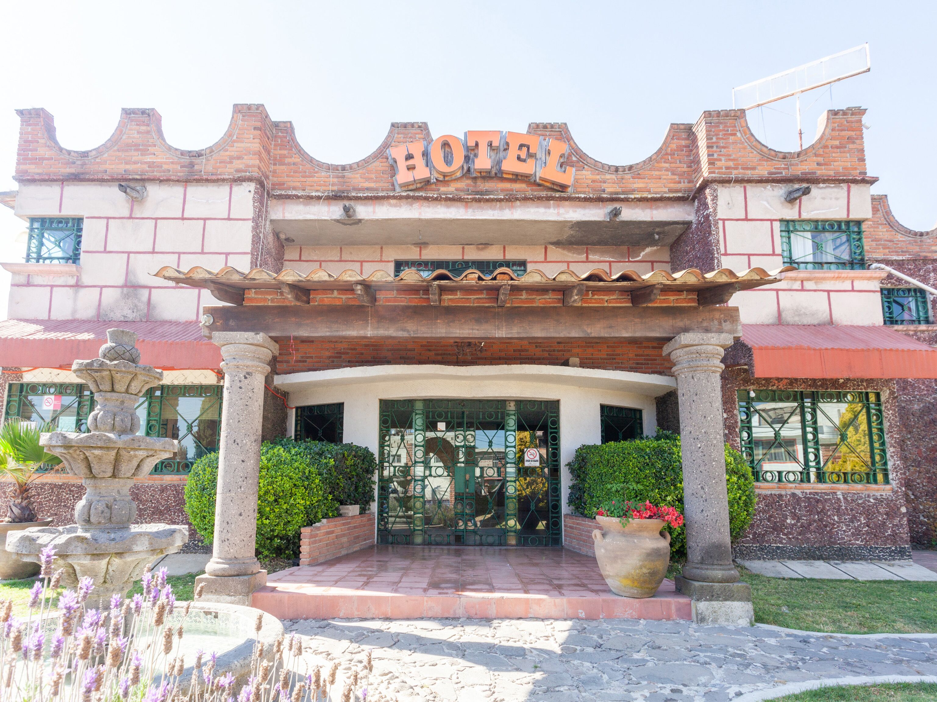 Vista frontal de la propiedad