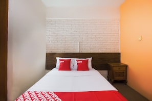 Standard Double Room, 1 Queen Bed | Desk, iron/ironing board, bed sheets - OYO Hotel Maria Teresa Inn Oaxaca (Oaxaca)
