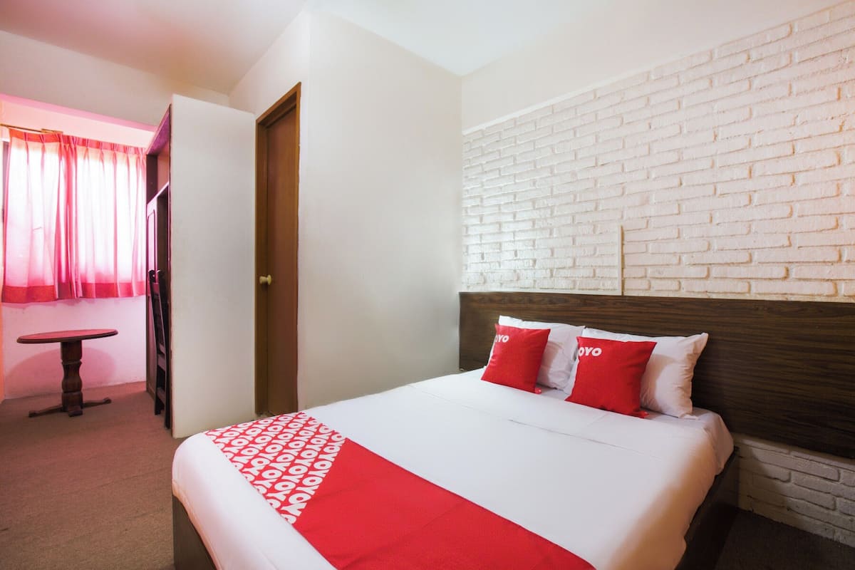 Standaard tweepersoonskamer, 1 queensize bed | Een bureau, een strijkplank/strijkijzer, beddengoed