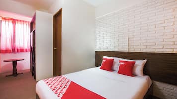 Habitación doble estándar, 1 cama Queen size | Escritorio, tabla de planchar con plancha y ropa de cama