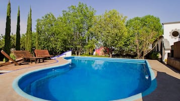 Una piscina al aire libre