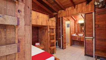 标准房 (Three beds) | 办公桌、免费 WiFi、床单