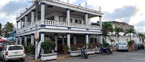 Vista frontal de la propiedad