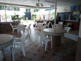 Se sirven desayunos, almuerzos, cenas y cocina local e internacional 