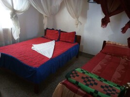 Habitación con 2 camas individuales | Escritorio, tabla de planchar con plancha, wifi gratis y ropa de cama