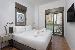 1 dormitorio, tabla de planchar con plancha, wifi y ropa de cama
