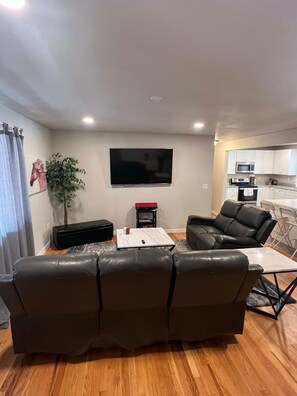 Una televisión, una oficina