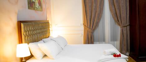 Minibar, sistema de insonorización y tabla de planchar con plancha