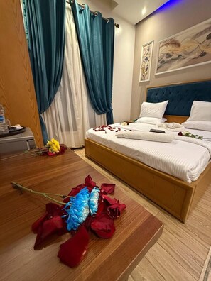 Habitación doble Deluxe, 1 cama matrimonial, aire acondicionado, vista a la ciudad | Ropa de cama de alta calidad, edredón y camas con efecto memoria 