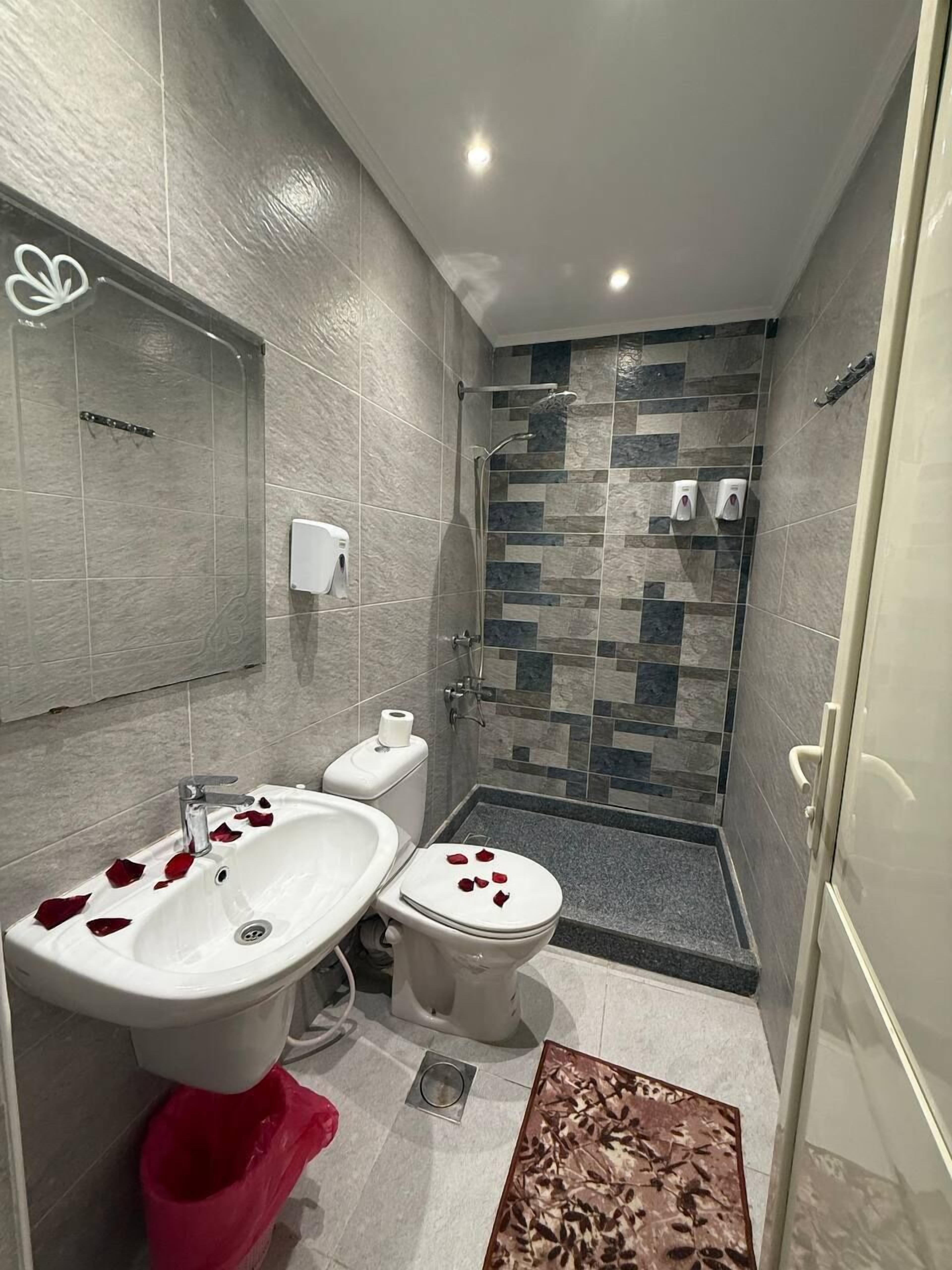 Habitación triple estándar | Baño | Bañera y ducha independientes y cabezal de ducha tipo lluvia