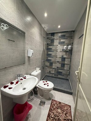 Standard Triple Room | Bathroom | Separate bathtub and shower, rainfall showerhead, free toiletries - Golden Palace Hotel (Cairo)