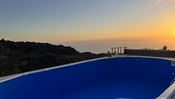 Una piscina al aire libre, una piscina climatizada