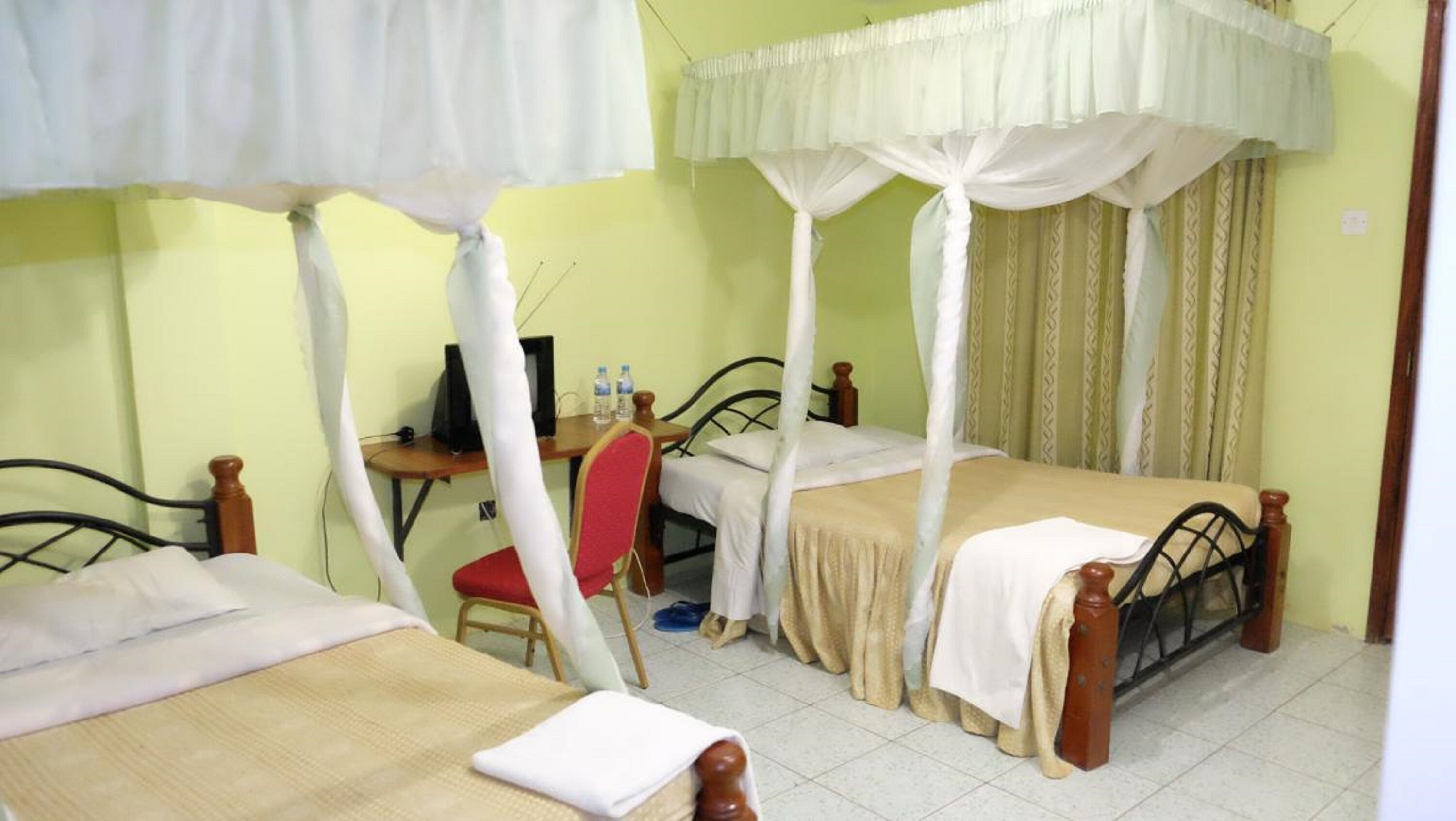 Escritorio, tabla de planchar con plancha y ropa de cama 