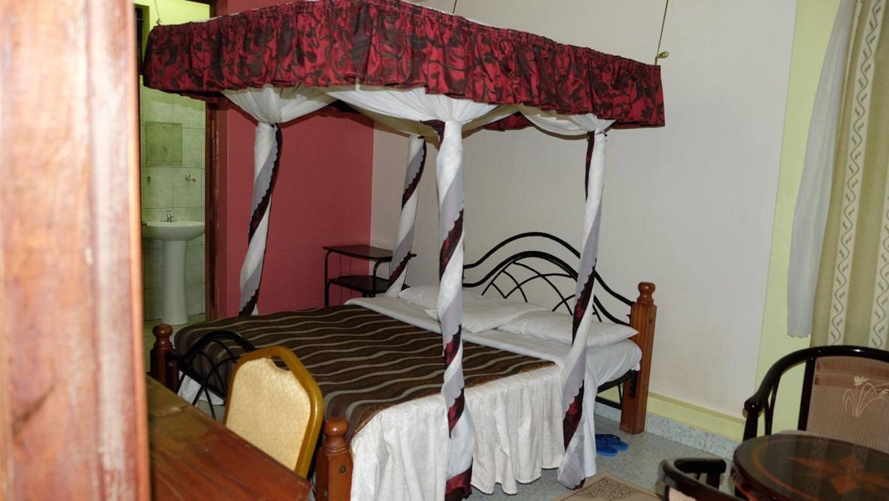 Escritorio, tabla de planchar con plancha y ropa de cama 