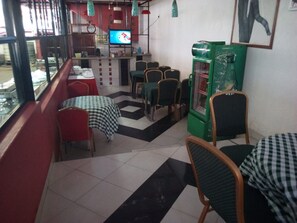 Se sirven desayunos, almuerzos, cenas y cocina local e internacional 