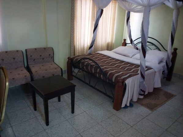 Escritorio, tabla de planchar con plancha, ropa de cama