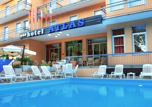 Seasonal outdoor pool, open 9:30 AM to 7:00 PM, pool umbrellas - Hotel Atlas (Rimini)