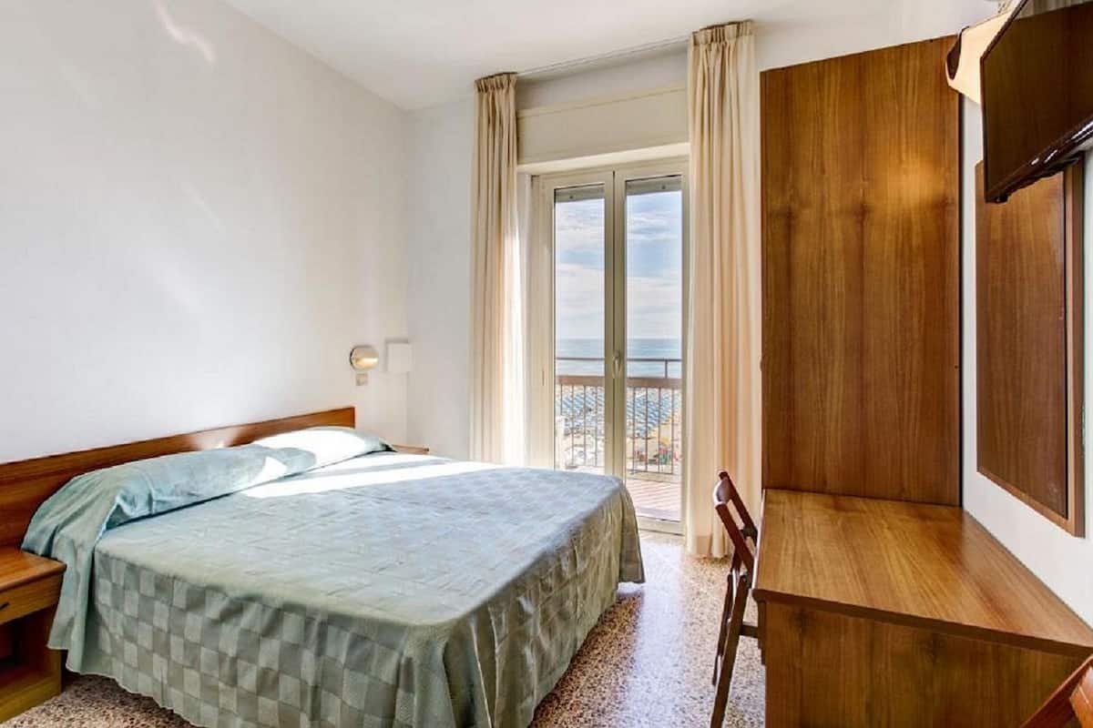 Luxe beddengoed, bedden met traagschuimmatras, een kluis op de kamer
