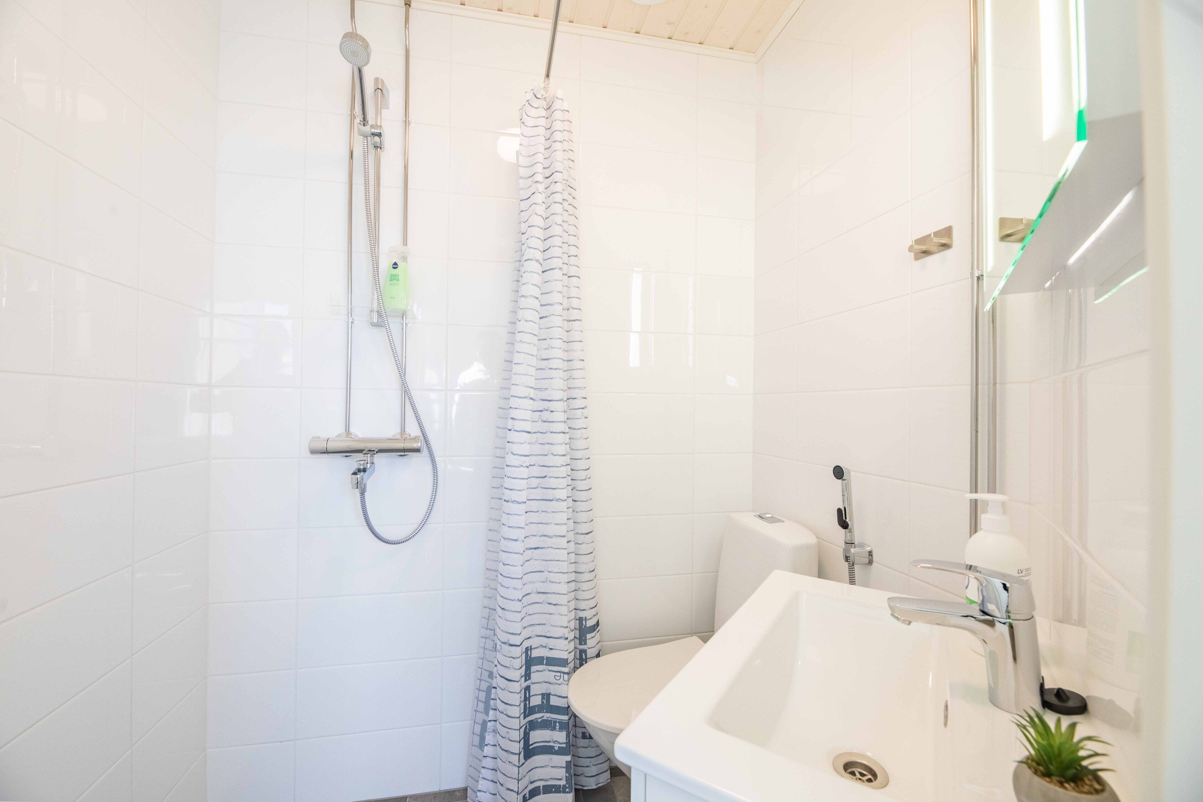 premium room, private bathroom, bed 120cm | bathroom | towels