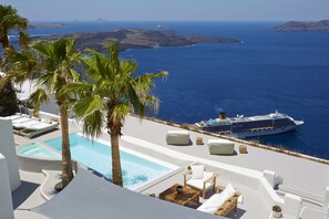 Una piscina al aire libre, una piscina climatizada