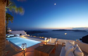 Una piscina al aire libre, una piscina climatizada