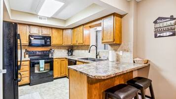 Køleskab, mikrobølgeovn, ovn, kogeplade