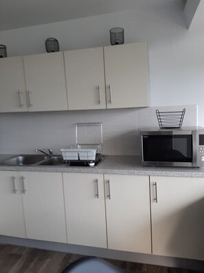 Frigorifero, microonde, forno, piano cottura