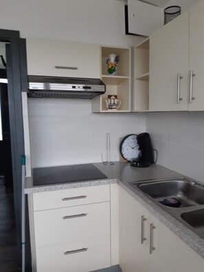 Kühlschrank, Mikrowelle, Ofen, Herdplatte