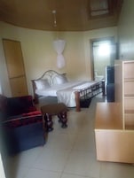 Escritorio, cortinas opacas, wifi gratis y ropa de cama