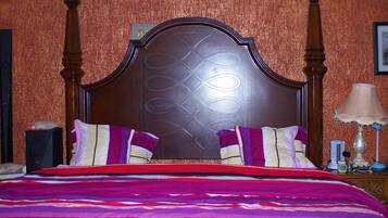 Rom – executive | Skrivebord, strykejern/-brett og sengetøy