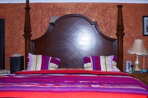 Executive Room | Desk, iron/ironing board, bed sheets