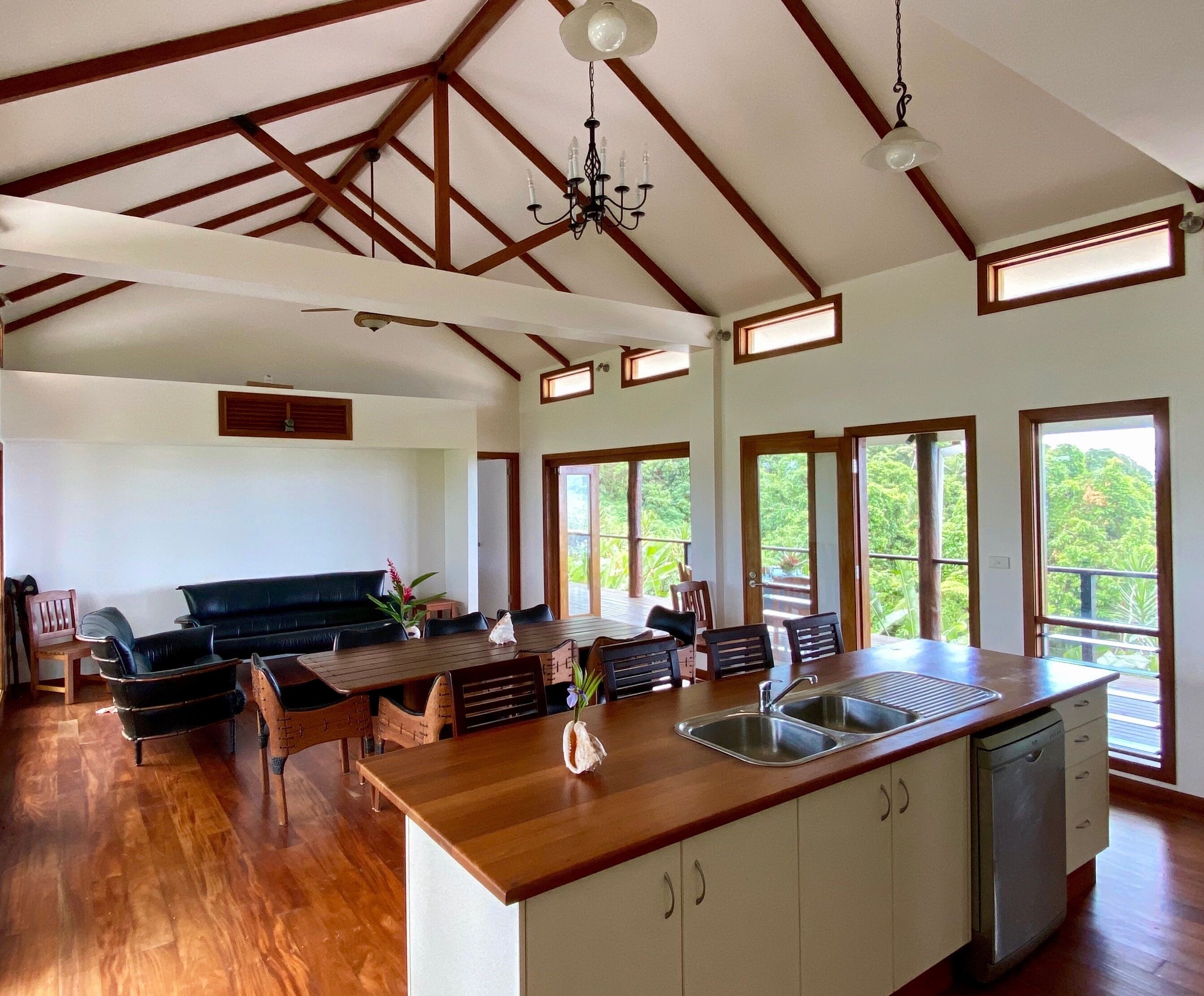 Jääkaappi, uuni, liesi, astianpesukone