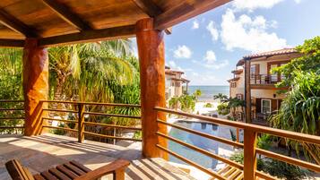 Luxury Villa, Multiple Bedrooms, Ocean View, Beachside | Balcony