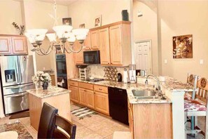 Een magnetron, een vaatwasser, een koffiezetapparaat/waterkoker