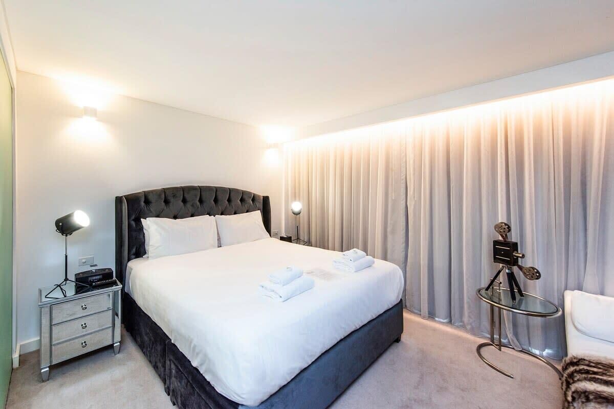 Hollywood Style Studio With Fantastic Roof Terrace