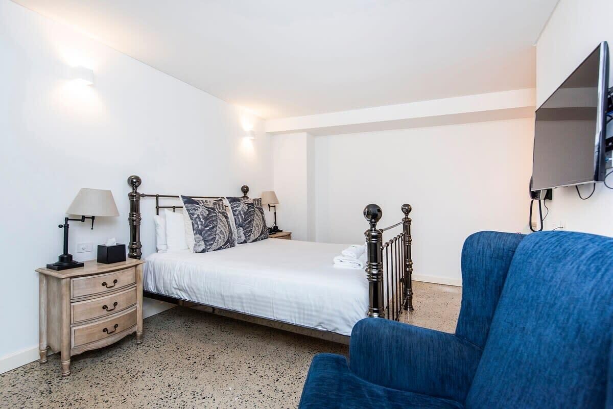 Restful Room in the City with Rooftop Terrace