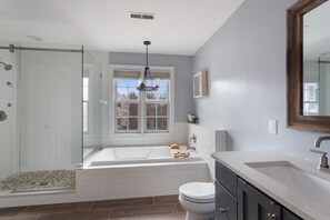 Suihkun ja ammeen yhdistelmä, poreamme, hiustenkuivaaja, pyyhkeet