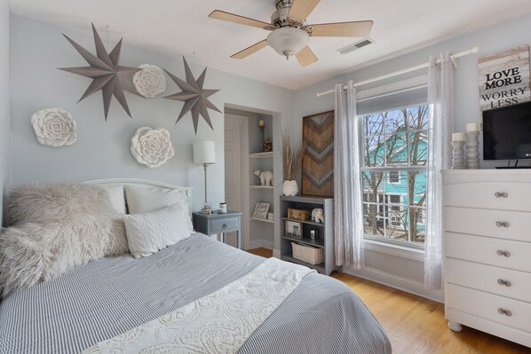 5 slaapkamers, een bureau, een strijkplank/strijkijzer, gratis wifi