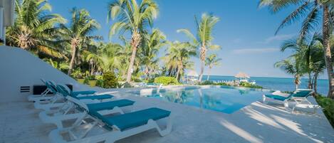 Piscine extérieure, chaises longues